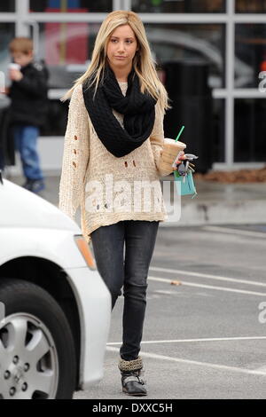 Schauspielerin Ashley Tisdale, auf einen Kaffee bei Starbucks an einem regnerischen Tag in Studio City Los Angeles Kalifornien - 29.11.12 laufen Featuring: Schauspielerin Ashley Tisdale Where: Studio City CA USA bei: 29. November 2012 Stockfoto