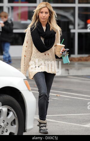 Schauspielerin Ashley Tisdale, auf einen Kaffee bei Starbucks an einem regnerischen Tag in Studio City Los Angeles Kalifornien - 29.11.12 laufen Featuring: Schauspielerin Ashley Tisdale Where: Studio City CA USA bei: 29. November 2012 Stockfoto