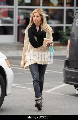 Schauspielerin Ashley Tisdale, auf einen Kaffee bei Starbucks an einem regnerischen Tag in Studio City Los Angeles Kalifornien - 29.11.12 laufen Featuring: Schauspielerin Ashley Tisdale Where: Studio City CA USA bei: 29. November 2012 Stockfoto