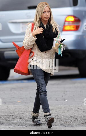 Schauspielerin Ashley Tisdale, auf einen Kaffee bei Starbucks an einem regnerischen Tag in Studio City Los Angeles Kalifornien - 29.11.12 laufen Featuring: Schauspielerin Ashley Tisdale Where: Studio City CA USA bei: 29. November 2012 Stockfoto