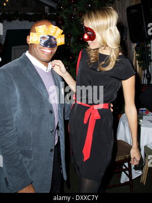 Tiki Barber; Traci Lynn Johnson 2012 entlarvt AIDS Gala im Bryant Park Grill mit: Tiki Barber, Traci Lynn Johnson wo: New York City USA bei: 29. November 2012 Stockfoto