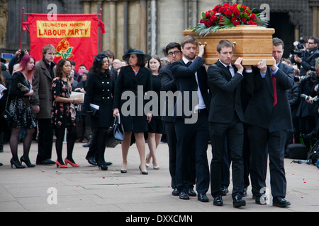 Nach dem Gottesdienst der Sarg versteht man den wartenden Leichenwagen von Familienmitgliedern von Tony Benn vorbei trauernden Tribut zahlen. Stockfoto