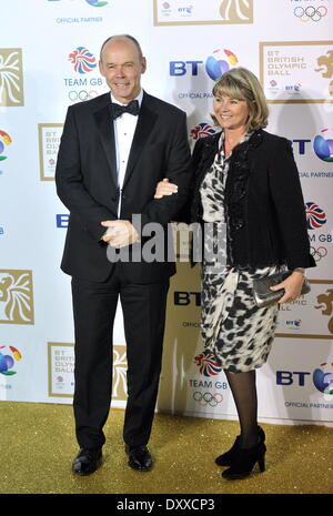 Clive Woodward und Gast statt BT British Olympic Ball im Grosvenor House - Ankünfte. London England - 30.11.12 Featuring: Clive Woodward und Gast wo: London Vereinigtes Königreich wenn: 30. November 2012 Stockfoto