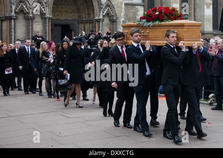 Nach dem Gottesdienst der Sarg versteht man den wartenden Leichenwagen von Familienmitgliedern von Tony Benn vorbei trauernden Tribut zahlen. Stockfoto