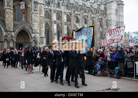 Nach dem Gottesdienst der Sarg versteht man den wartenden Leichenwagen von Familienmitgliedern von Tony Benn vorbei trauernden Tribut zahlen. Stockfoto