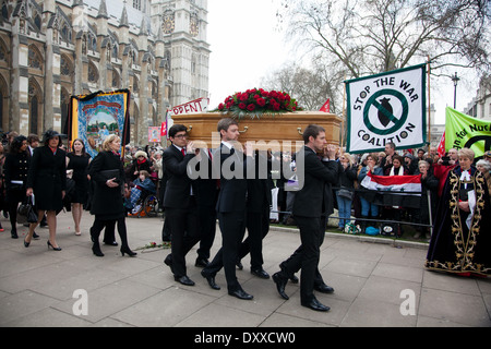 Nach dem Gottesdienst der Sarg versteht man den wartenden Leichenwagen von Familienmitgliedern von Tony Benn vorbei trauernden Tribut zahlen. Stockfoto