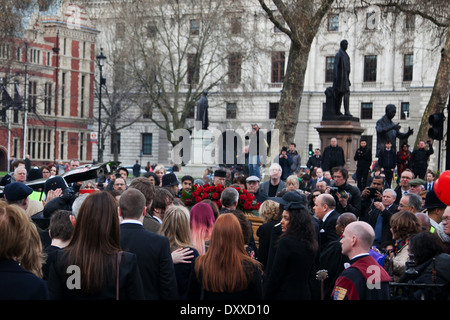 Der Sarg von Tony Benn wird in den wartenden Leichenwagen gebracht. Stockfoto