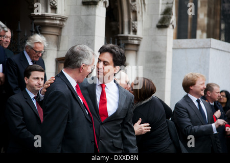 Ed Miliband, Führer der Arbeiterpartei mit Hilary Benn bei der Beerdigung von Tony Benn am St.-Margarethen Kirche in Westminster. Stockfoto