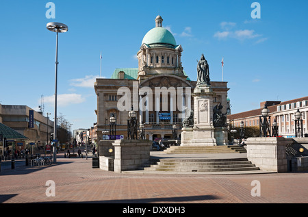 City Hall Gebäude und Statue im Stadtzentrum im Frühling Queen Victoria Square Hull East Yorkshire England Großbritannien Großbritannien Großbritannien Großbritannien Großbritannien Großbritannien Großbritannien Großbritannien Großbritannien Großbritannien Großbritannien Großbritannien Großbritannien Großbritannien Großbritannien Großbritannien Großbritannien Großbritannien Stockfoto