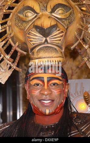 Alton Fitzgerald weiße die Besetzung von dem Broadway-musical "Der König der Löwen" leuchtet die gelbe Empire State Building zu feiern ihren 15. Geburtstag. Mitwirkende: Alton Fitzgerald weiß wo: New York City USA bei: 4. Dezember 2012 Stockfoto