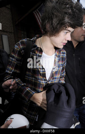 Harry Styles von One Direction ist zu seinem Auto von einem Wachmann geholfen, als er seine Manhattan Hotel Featuring geht: Harry Styles von einer Richtung wo: New York City USA bei: 7. Dezember 2012 Stockfoto