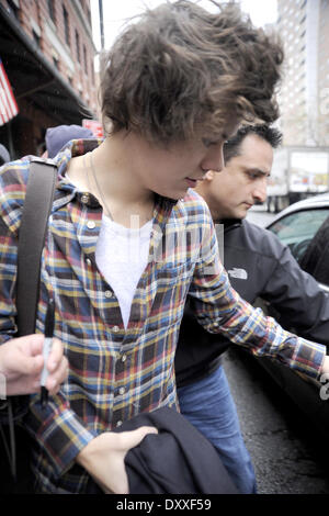 Harry Styles von One Direction ist zu seinem Auto von einem Wachmann geholfen, als er seine Manhattan Hotel Featuring geht: Harry Styles von einer Richtung wo: New York City USA bei: 7. Dezember 2012 Stockfoto
