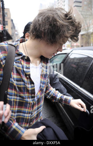 Harry Styles von One Direction ist zu seinem Auto von einem Wachmann geholfen, als er seine Manhattan Hotel Featuring geht: Harry Styles von einer Richtung wo: New York City USA bei: 7. Dezember 2012 Stockfoto