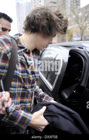 Harry Styles von One Direction ist zu seinem Auto von einem Wachmann geholfen, als er seine Manhattan Hotel Featuring geht: Harry Styles von einer Richtung wo: New York City USA bei: 7. Dezember 2012 Stockfoto