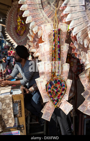 Indien, Dehradun. Hochzeit Girlanden gemacht aus indischen Rupie Notizen, Geschenke für die Braut. Stockfoto