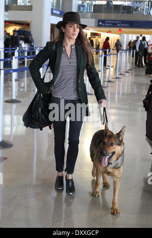 Nikki Reed Paul McDonald Los Angeles 10. Dezember 2012 Nikki Reed und Ehemann Paul McDonald zusammen zusammen mit ihren Deutschen Schäferhunde Enzo und Mario mit Ciroc sichere Fahrt am Los Angeles International Airport LAX ankommen nehmen einen Flug nach Nashville ID re Stockfoto