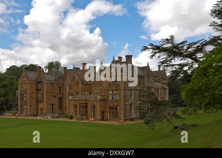 Heckansicht des Wroxton Abbey, ein jakobinischen Haus, Wroxton, Oxfordshire, Vereinigtes Königreich. Stockfoto