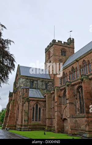 Carlisle Kathedrale, eine Verschmelzung von Norman und gotischer Architektur, gebaut aus rotem Sandstein, Cumbria, England, Großbritannien. Stockfoto