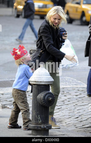 Naomi Watts Liev Schreiber und ihren beiden Söhnen Alexander und Samuel zurück zu ihrer Wohnung in Manhattan mit: Naomi Watts, Liev Schreiber und ihren beiden Söhnen Alexander und Samuel Where: New York City New York Vereinigte Staaten bei: 13. Dezember 2012 Stockfoto