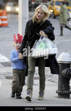 Naomi Watts Liev Schreiber und ihren beiden Söhnen Alexander und Samuel zurück zu ihrer Wohnung in Manhattan mit: Naomi Watts, Liev Schreiber und ihren beiden Söhnen Alexander und Samuel Where: New York City New York Vereinigte Staaten bei: 13. Dezember 2012 Stockfoto