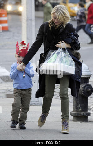 Naomi Watts Liev Schreiber und ihren beiden Söhnen Alexander und Samuel zurück zu ihrer Wohnung in Manhattan mit: Naomi Watts, Liev Schreiber und ihren beiden Söhnen Alexander und Samuel Where: New York City New York Vereinigte Staaten bei: 13. Dezember 2012 Stockfoto
