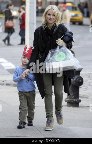 Naomi Watts Liev Schreiber und ihren beiden Söhnen Alexander und Samuel zurück zu ihrer Wohnung in Manhattan mit: Naomi Watts, Liev Schreiber und ihren beiden Söhnen Alexander und Samuel Where: New York City New York Vereinigte Staaten bei: 13. Dezember 2012 Stockfoto