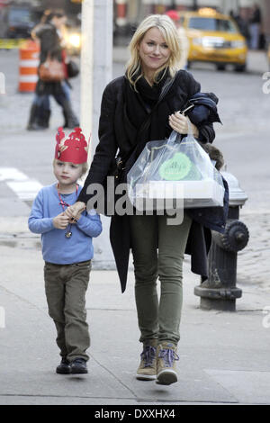 Naomi Watts Liev Schreiber und ihren beiden Söhnen Alexander und Samuel zurück zu ihrer Wohnung in Manhattan mit: Naomi Watts, Liev Schreiber und ihren beiden Söhnen Alexander und Samuel Where: New York City New York Vereinigte Staaten bei: 13. Dezember 2012 Stockfoto