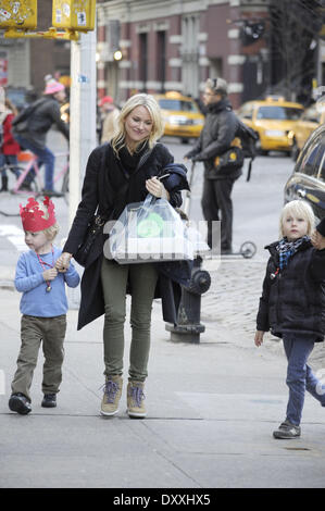 Naomi Watts Liev Schreiber und ihren beiden Söhnen Alexander und Samuel zurück zu ihrer Wohnung in Manhattan mit: Naomi Watts, Liev Schreiber und ihren beiden Söhnen Alexander und Samuel Where: New York City New York Vereinigte Staaten bei: 13. Dezember 2012 Stockfoto
