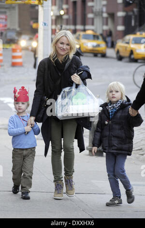 Naomi Watts Liev Schreiber und ihren beiden Söhnen Alexander und Samuel zurück zu ihrer Wohnung in Manhattan mit: Naomi Watts, Liev Schreiber und ihren beiden Söhnen Alexander und Samuel Where: New York City New York Vereinigte Staaten bei: 13. Dezember 2012 Stockfoto