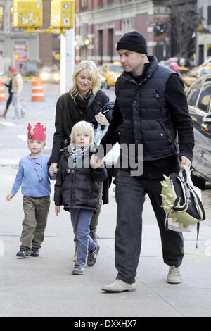 Naomi Watts Liev Schreiber und ihren beiden Söhnen Alexander und Samuel zurück zu ihrer Wohnung in Manhattan mit: Naomi Watts, Liev Schreiber und ihren beiden Söhnen Alexander und Samuel Where: New York City New York Vereinigte Staaten bei: 13. Dezember 2012 Stockfoto