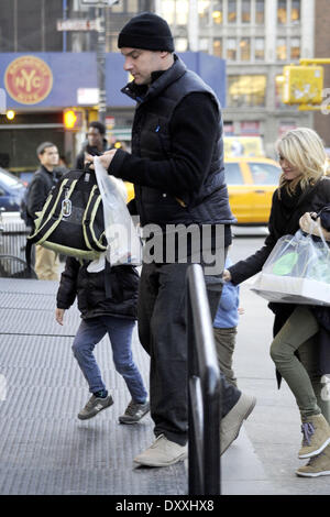 Naomi Watts Liev Schreiber und ihren beiden Söhnen Alexander und Samuel zurück zu ihrer Wohnung in Manhattan mit: Naomi Watts, Liev Schreiber und ihren beiden Söhnen Alexander und Samuel Where: New York City New York Vereinigte Staaten bei: 13. Dezember 2012 Stockfoto