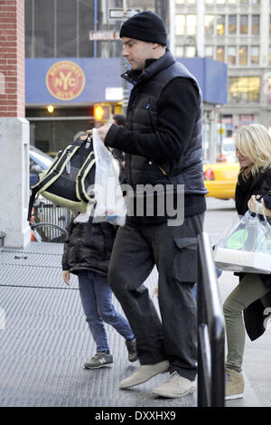 Naomi Watts Liev Schreiber und ihren beiden Söhnen Alexander und Samuel zurück zu ihrer Wohnung in Manhattan mit: Naomi Watts, Liev Schreiber und ihren beiden Söhnen Alexander und Samuel Where: New York City New York Vereinigte Staaten bei: 13. Dezember 2012 Stockfoto