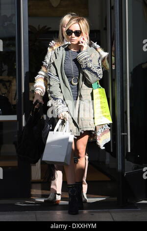 Ashley Tisdale gesehen beim Einkaufen mit ihrer Mutter Lisa Tisdale in Beverly Hills, Los Angeles Kalifornien - 13.12.12 Featuring: Ashley Tisdale When: 13. Dezember 2012 Stockfoto