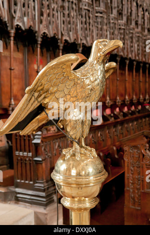 Imposante Messing Adler Rednerpult vor 14. Jh. Chor Stände, Kathedrale von Carlisle, Cumbria, England, Großbritannien. Stockfoto