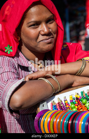 Indien, Dehradun. Junge Frau aus Rajasthan Armbänder auf dem Markt zu verkaufen. Beachten Sie ihren Nasenring. Stockfoto