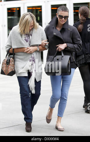 Charlize Theron Arclight Theater in Hollywood mit ihrem Gerda Theron verlassen, nachdem er einen Film Los Angeles Kalifornien - 15.12.12 Featuring: Charlize Theron als: 15. Dezember 2012 Stockfoto