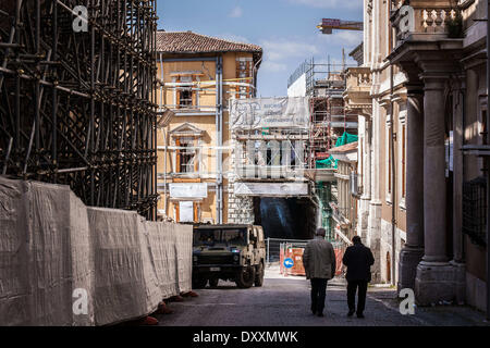 1. April 2014 - l ' Aquila, Abruzzo, Italien - Männer Spaziergänge im historischen Zentrum von l ' Aquila, Italien, am 1. April 2014, beschädigt schwer durch das Erdbeben vom 6. April 2009. Im Hintergrund kontrollieren Militär die Stadt. Die 6. April 2014 werden feierte den 5. Jahrestag des Erdbebens von l ' Aquila. (Kredit-Bild: © Manuel Romano/NurPhoto/ZUMAPRESS.com) Stockfoto