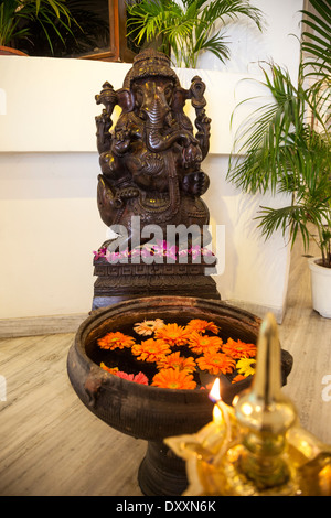 Indien, Dehradun. Schrein der Hindu-Gott Ganesh, Reiten eine Maus in einer Hotel-Lobby. Stockfoto