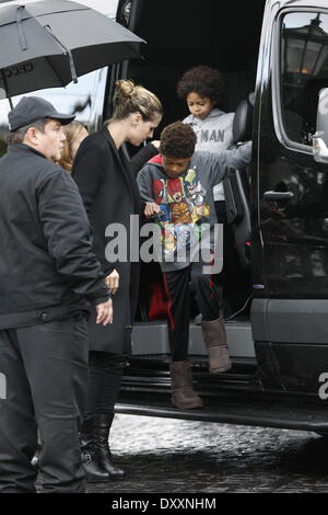 Heidi Klum Henry Samuel Johan Samuel Heidi Klum geht zum Mittagessen mit ihren Kindern und Freund in West Hollywood. Die Gruppe wird dann gesichtet verlassen Ziel mit Einkaufstüten Los Angeles Kalifornien - 29.12.12 Featuring: Heidi Klum, Henry Samuel, Johan Sam Stockfoto