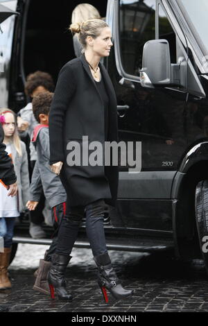 Heidi Klum geht zum Mittagessen mit ihren Kindern und Freund in West Hollywood. Die Gruppe wird dann gesichtet verlassen Ziel mit Einkaufstüten Los Angeles Kalifornien - 29.12.12 Featuring: Heidi Klum When: 29. Dezember 2012 Stockfoto