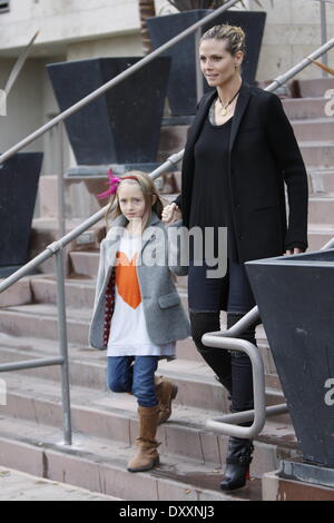 Heidi Klum Leni Samuel Heidi Klum geht zum Mittagessen mit ihren Kindern und Freund in West Hollywood. Die Gruppe wird dann gesichtet verlassen Ziel mit Einkaufstüten Los Angeles Kalifornien - 29.12.12 Featuring: Heidi Klum, Leni Samuel When: 29. Dezember 2012 Stockfoto