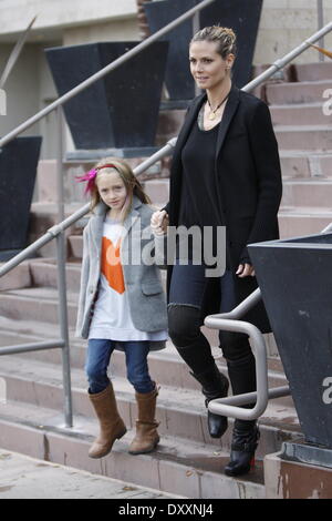Heidi Klum Leni Samuel Heidi Klum geht zum Mittagessen mit ihren Kindern und Freund in West Hollywood. Die Gruppe wird dann gesichtet verlassen Ziel mit Einkaufstüten Los Angeles Kalifornien - 29.12.12 Featuring: Heidi Klum, Leni Samuel When: 29. Dezember 2012 Stockfoto
