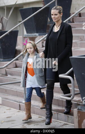 Heidi Klum Leni Samuel Heidi Klum geht zum Mittagessen mit ihren Kindern und Freund in West Hollywood. Die Gruppe wird dann gesichtet verlassen Ziel mit Einkaufstüten Los Angeles Kalifornien - 29.12.12 Featuring: Heidi Klum, Leni Samuel When: 29. Dezember 2012 Stockfoto