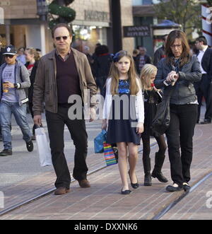 Billy Crystal gesehen mit seiner Frau Janice Crystal und Enkel Weihnachts-shopping in The Grove Los Angeles California - 21.12.12 Featuring: Billy Crystal When: 21. Dezember 2012 Stockfoto