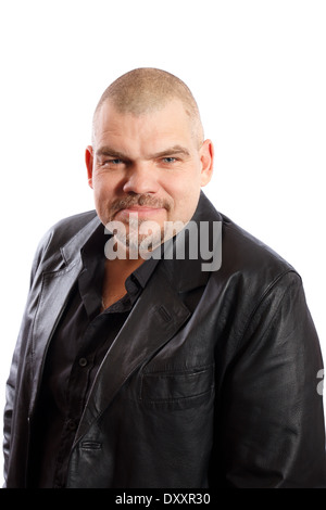 im mittleren Alter Mann in schwarzer Lederjacke auf weißem Hintergrund Stockfoto