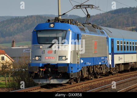 Tschechische Bahn, CD, elektrifiziert, Zug, Lok, Skoda 109 E Stockfoto