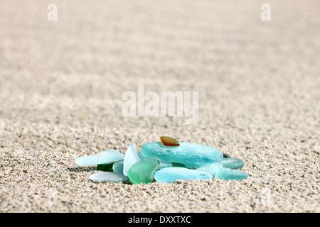 Ein Haufen von Meer Glas Kiesel auf dem sand Stockfoto