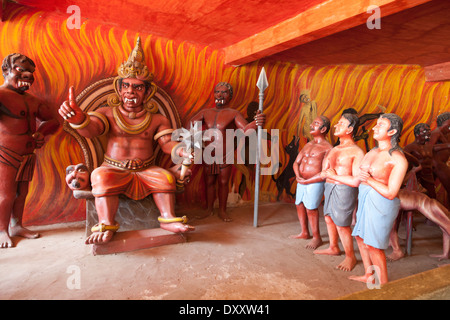 Autsch - eine blutige Darstellung der buddhistischen Hölle im Wewurukannala Tempel, Sri Lanka 4 Stockfoto