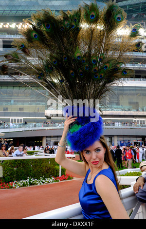 Modische Frau mit großen Hut beim Dubai World Cup Pferderennen Meisterschaft in Meydan Racecourse in Dubai Vereinigte Arabische Emirate Stockfoto