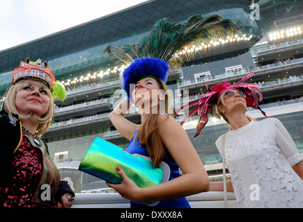 Drei modische Damen an der Dubai World Cup Pferderennen Meisterschaft in Meydan Racecourse in Dubai Vereinigte Arabische Emirate Stockfoto